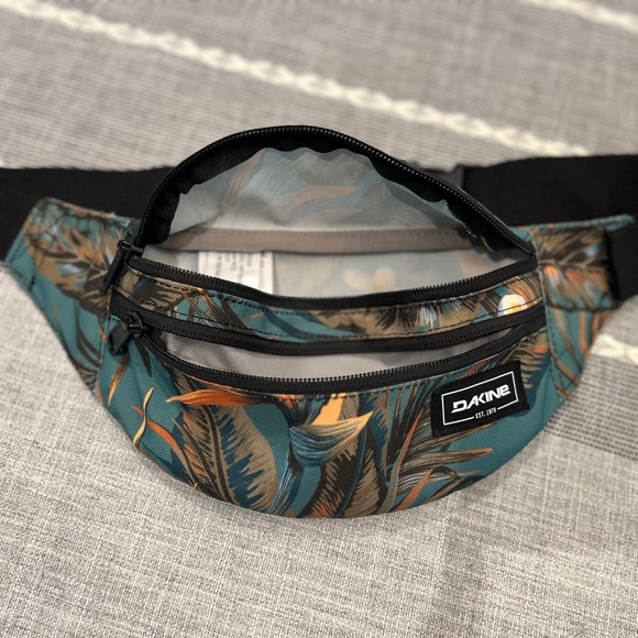 Dakine Floral Fanny Pack - Picture 2 of 7